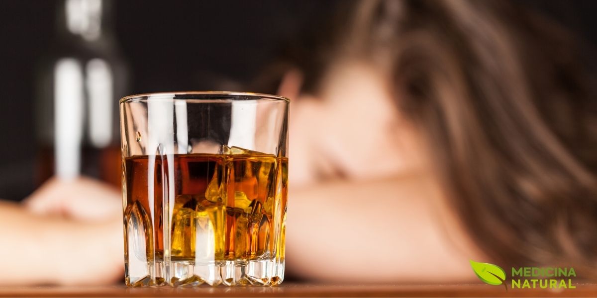 O alcoolismo é uma doença crônica que afeta profundamente a saúde física e mental. Esta imagem representa o sofrimento emocional intenso vivenciado por pessoas que lutam contra a dependência alcoólica. O transtorno do uso de álcool é caracterizado pela perda de controle sobre o consumo, levando a consequências devastadoras nos relacionamentos, trabalho e qualidade de vida. A dependência química altera os circuitos de recompensa do cérebro, criando um ciclo vicioso de compulsão e arrependimento. Buscar tratamento natural e profissional é essencial para romper esse ciclo e recuperar a saúde integral.