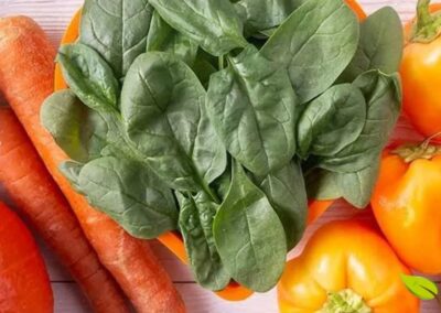 A cor dos alimentos revela sua riqueza nutricional. Vegetais e frutas alaranjados, vermelhos e verdes escuros são sinais visuais de alto teor de carotenoides. Esta variedade colorida não apenas torna os pratos mais atraentes, mas também garante uma ingestão diversificada de nutrientes essenciais para a saúde integral do organismo.