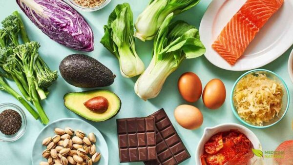 Uma seleção vibrante de alimentos saudáveis, incluindo salmão, abacate, ovos, nozes e uma variedade de vegetais frescos, perfeitos para uma dieta de bloqueio de gordura.