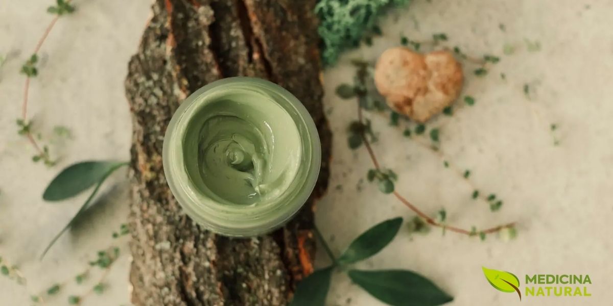 Como ingrediente cosmético, a argila verde francesa é versátil, podendo ser usada em máscaras, sabonetes e outros produtos de beleza.
