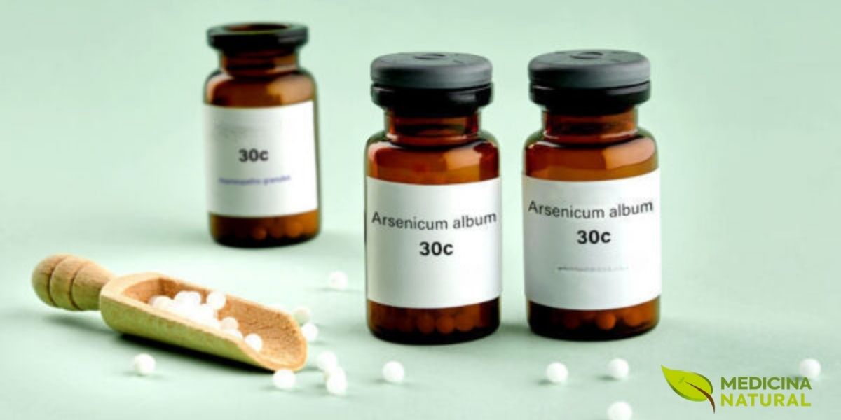 Arsenicum Album 30C é uma das potências mais utilizadas na homeopatia para tratamento de ansiedade, problemas digestivos e sintomas de intoxicação alimentar. O frasco contém glóbulos homeopáticos preparados segundo o princípio da diluição e dinamização, tornando o remédio seguro e eficaz para uso terapêutico.