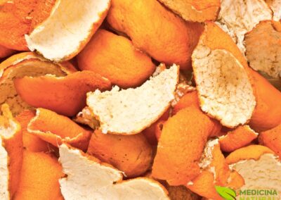 As cascas secas da laranja amarga concentram seus princípios ativos. São elas a principal parte utilizada para a preparação do chá. O processo de secagem preserva os óleos essenciais e flavonoides, garantindo que a infusão tenha o máximo de suas propriedades terapêuticas, incluindo efeitos digestivos e calmantes.