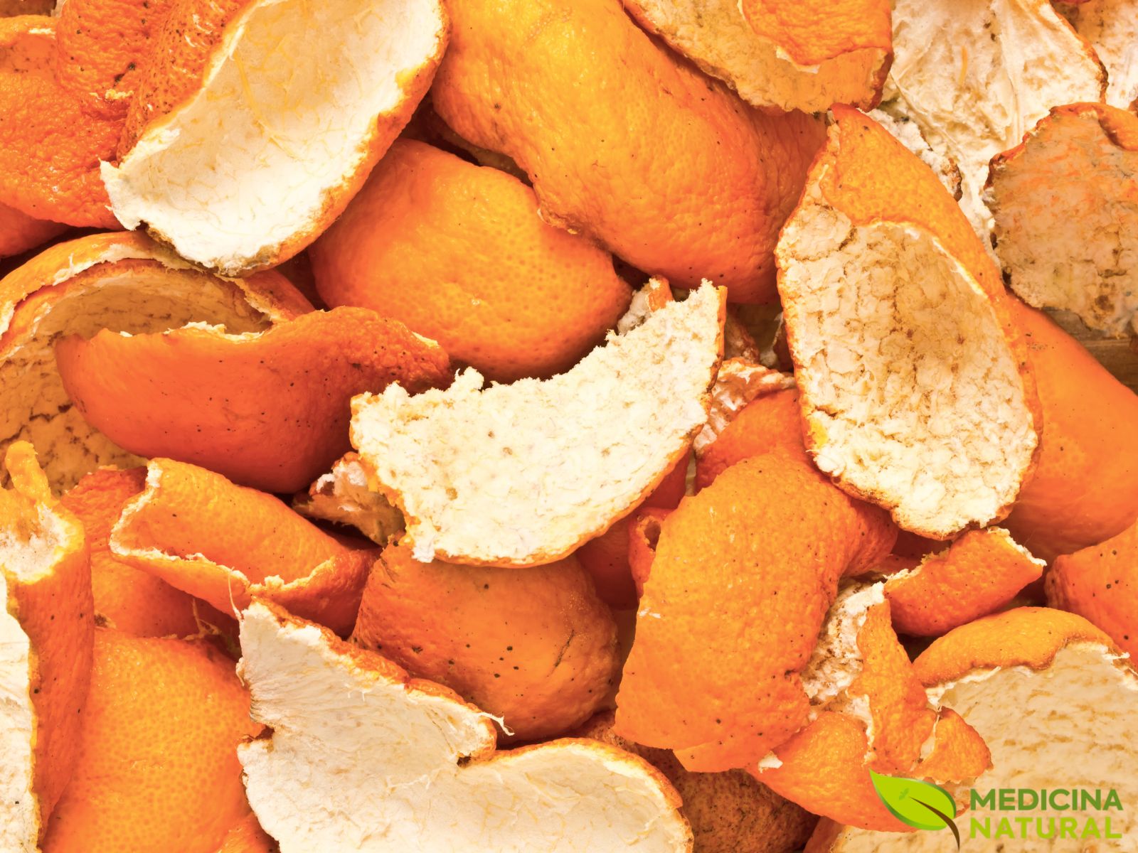 As cascas secas da laranja amarga concentram seus princípios ativos. São elas a principal parte utilizada para a preparação do chá. O processo de secagem preserva os óleos essenciais e flavonoides, garantindo que a infusão tenha o máximo de suas propriedades terapêuticas, incluindo efeitos digestivos e calmantes.