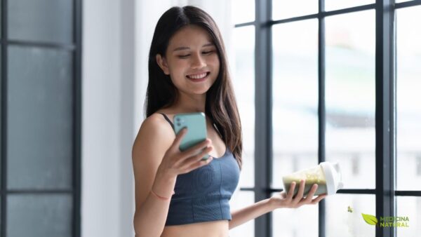 A combinação de chá verde com exercícios físicos potencializa significativamente os resultados na queima de gordura e melhora do condicionamento físico. As catequinas do chá verde, especialmente a EGCG, aumentam a oxidação de gordura durante o exercício em até 17%, segundo estudos científicos. Além disso, a cafeína presente no chá verde melhora o desempenho atlético ao aumentar a mobilização de ácidos graxos e reduzir a percepção de esforço. Consumir chá verde 30-60 minutos antes do treino é uma estratégia eficaz. O chá-verde é um termogênico natural altamente eficaz e recomendado para uso diário para atletas e praticantes de atividades físicas.