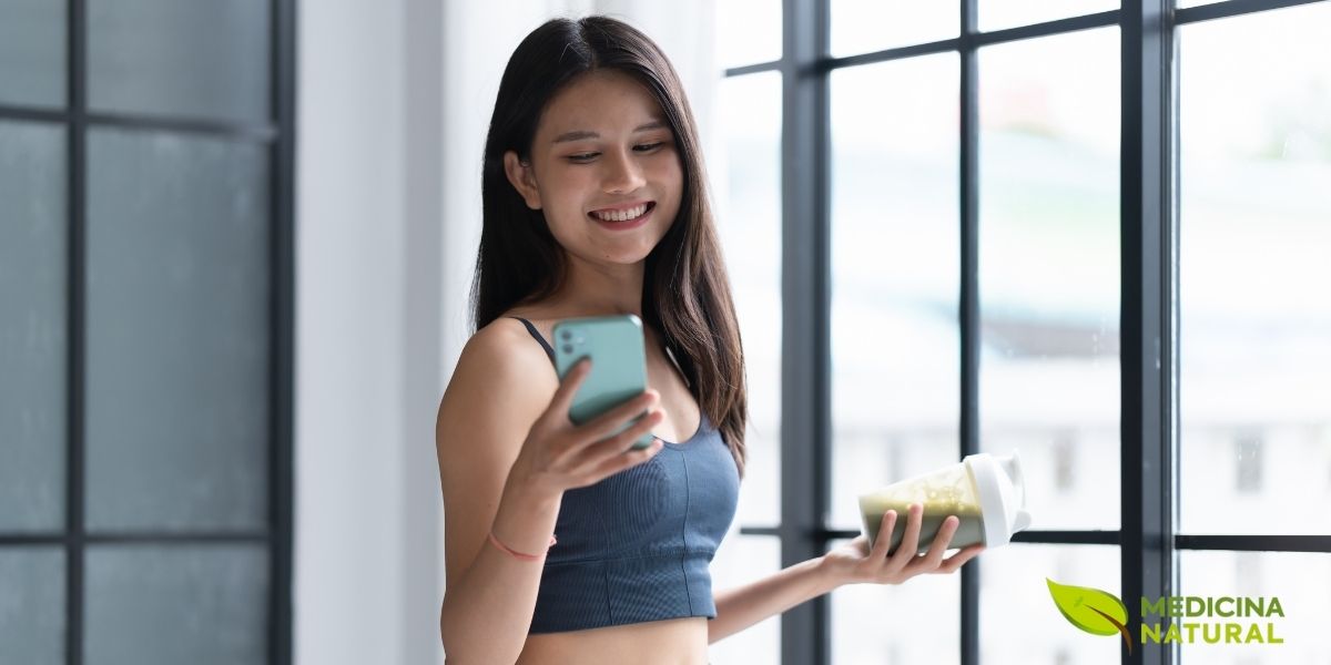 A combinação de chá verde com exercícios físicos potencializa significativamente os resultados na queima de gordura e melhora do condicionamento físico. As catequinas do chá verde, especialmente a EGCG, aumentam a oxidação de gordura durante o exercício em até 17%, segundo estudos científicos. Além disso, a cafeína presente no chá verde melhora o desempenho atlético ao aumentar a mobilização de ácidos graxos e reduzir a percepção de esforço. Consumir chá verde 30-60 minutos antes do treino é uma estratégia eficaz. O chá-verde é um termogênico natural altamente eficaz e recomendado para uso diário para atletas e praticantes de atividades físicas.