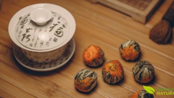 As folhas de Tie Guan Yin são tradicionalmente enroladas em pequenas esferas verde-jade que se desdobram lindamente durante a infusão. Este oolong levemente oxidado é famoso por seu aroma floral intenso que remete a orquídeas e seu sabor amanteigado e cremoso com um final doce duradouro.