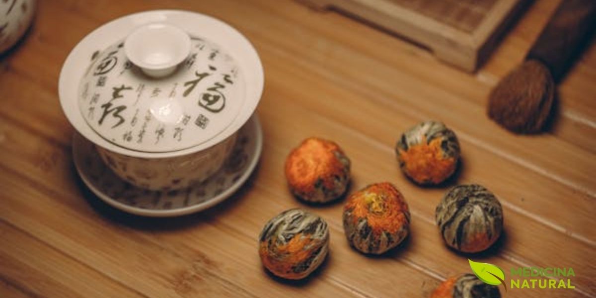 As folhas de Tie Guan Yin são tradicionalmente enroladas em pequenas esferas verde-jade que se desdobram lindamente durante a infusão. Este oolong levemente oxidado é famoso por seu aroma floral intenso que remete a orquídeas e seu sabor amanteigado e cremoso com um final doce duradouro.