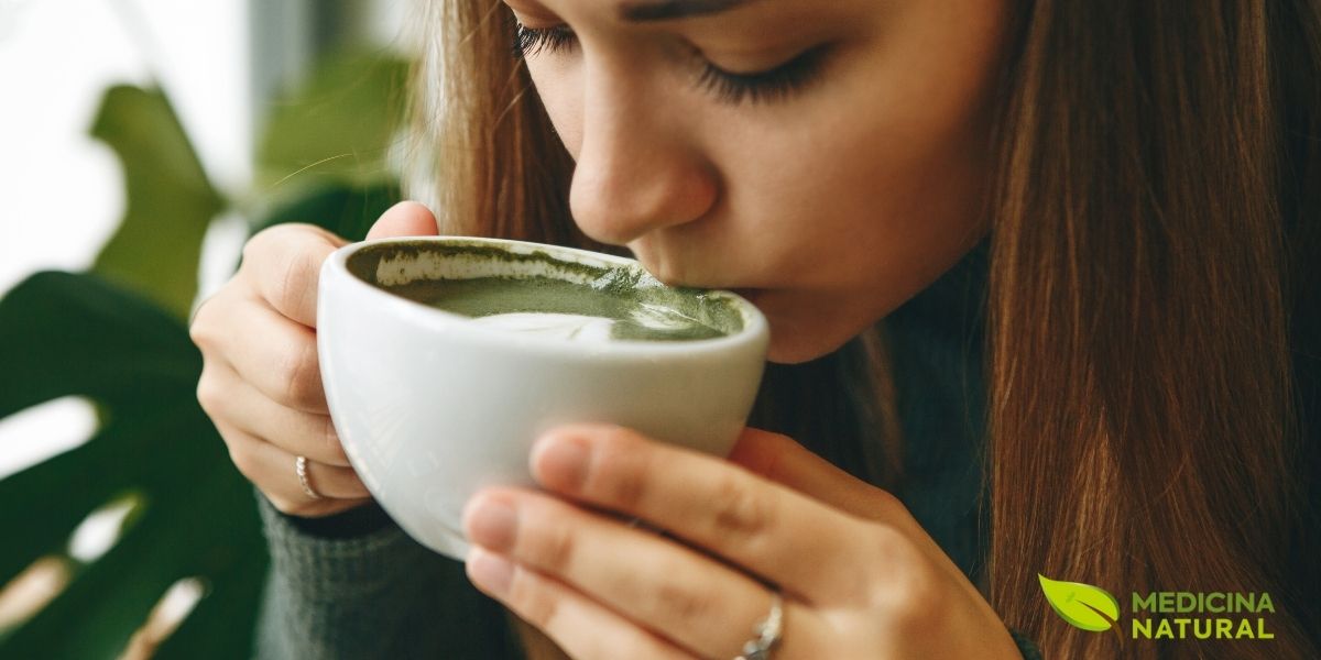 O chá verde é um aliado poderoso para quem busca manter um estilo de vida saudável e ativo. Seus compostos bioativos não apenas auxiliam na queima de gordura e aceleração do metabolismo, mas também combatem a inflamação crônica, um fator subjacente em muitas condições que dificultam a perda de peso e o ganho de massa muscular. A L-teanina presente no chá verde também ajuda a reduzir o cortisol, hormônio do estresse que, quando elevado cronicamente, promove acúmulo de gordura abdominal.
