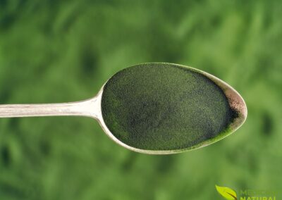O pó de Chlorella, com sua cor verde profunda, simboliza vitalidade e pureza. Esta imagem captura a essência concentrada da alga, pronta para ser adicionada a smoothies e sucos. É a promessa de um detox natural e um impulso de energia, representando a força da natureza em uma forma acessível e potente.