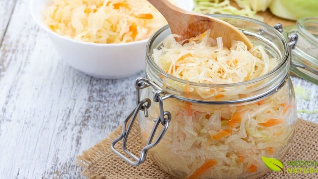 O chucrute e o kimchi são alimentos fermentados tradicionais, consumidos há séculos em diferentes culturas. Ambos são excelentes fontes de Lactobacillus e oferecem uma maneira saborosa de enriquecer a dieta com probióticos naturais, além de fornecerem fibras e nutrientes essenciais. Fonte: MasterClass.