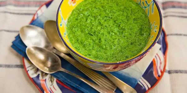 Creme verde de espinafre servido em tigela colorida