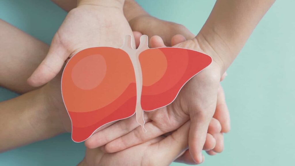 A gordura no fígado, conhecida como esteatose hepática, é uma condição caracterizada pelo acúmulo excessivo de gordura nas células do fígado. Muitas vezes silenciosa no início, ela pode passar despercebida por bastante tempo. Por isso, imagens explicativas sobre gordura no fígado são essenciais para ampliar a conscientização e facilitar o entendimento do problema.