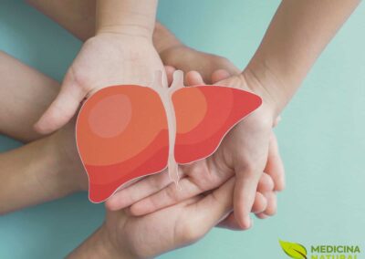 A gordura no fígado, conhecida como esteatose hepática, é uma condição caracterizada pelo acúmulo excessivo de gordura nas células do fígado. Muitas vezes silenciosa no início, ela pode passar despercebida por bastante tempo. Por isso, imagens explicativas sobre gordura no fígado são essenciais para ampliar a conscientização e facilitar o entendimento do problema.