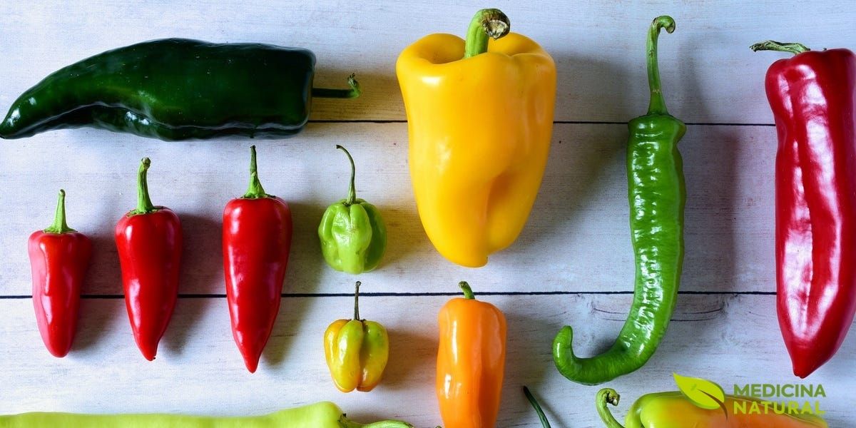 Variedade de pimentas frescas em diferentes cores e formatos, incluindo pimentão amarelo e verde, pimentas vermelhas e jalapeños, demonstrando a rica diversidade do gênero Capsicum.