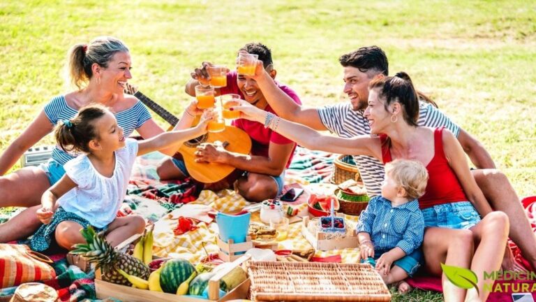 Momento de piquenique familiar ao ar livre com alimentos frescos e saudáveis. Refeições ao ar livre combinam alimentação consciente com conexão com a natureza e a família, tornando a experiência alimentar mais prazerosa e memorável durante as férias.