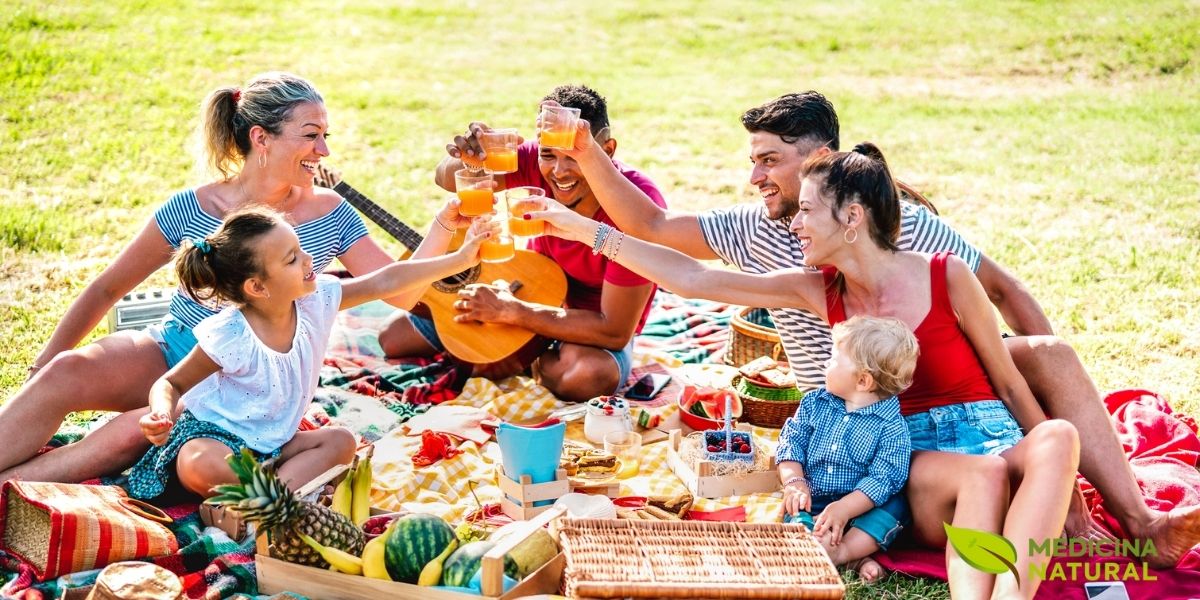 Momento de piquenique familiar ao ar livre com alimentos frescos e saudáveis. Refeições ao ar livre combinam alimentação consciente com conexão com a natureza e a família, tornando a experiência alimentar mais prazerosa e memorável durante as férias.