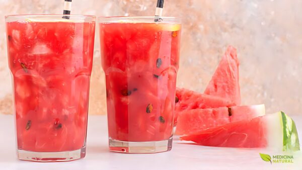Copo de suco de melancia fresco batido na hora