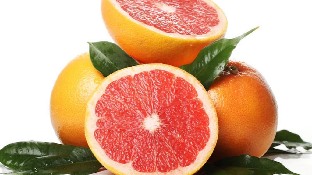 A toranja, com sua polpa suculenta e cor vibrante, é uma fonte excepcional de vitamina C e antioxidantes. Seu consumo regular pode fortalecer o sistema imunológico e proteger o corpo contra os danos dos radicais livres, contribuindo para uma pele mais saudável e radiante.